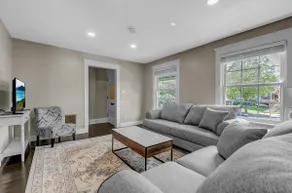 Light-filled Parkside lower unit in Buffalo - Image 5