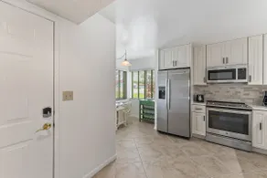 Spacious 2BR 2BA apartment close to the beach - Image 4