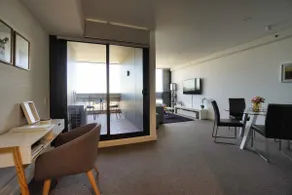 Luxury 1BR CBD Apt with Stunning Views, Pool & Gym - Image 4