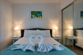 Luxury 1BR CBD Apt with Stunning Views, Pool & Gym - Image 3