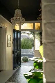 Luxury, styled townhouse 300m from city centre - Image 3