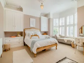 Luxury Coastal Retreat | Steps to Sea | Sleeps 10 | Walk to Pier & Cafes - Image 5