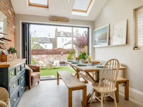 Luxury Coastal Retreat | Steps to Sea | Sleeps 10 | Walk to Pier & Cafes - Image 4