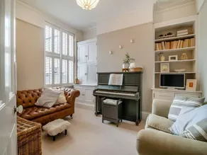 Luxury Coastal Retreat | Steps to Sea | Sleeps 10 | Walk to Pier & Cafes - Image 3