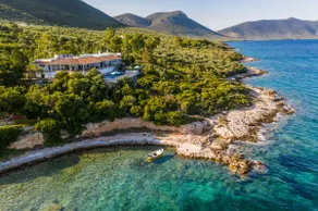 Private Dreamy Seafront Paradise - Image 3
