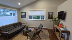Peaceful, modern &conveniently located guest house - Image 4