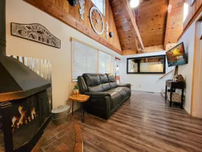 Charmante maison industrielle et rustique mise à jour au cœur de Big Bear - Image 2
