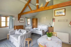 Beautiful Cottage With Stunning Views in Box - Image 4