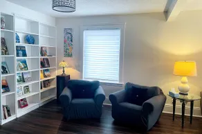 4-Bedroom House,1 block from Lake - Image 2