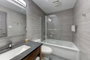 C01 – Spacious Bright Downtown Apt, Courtyard View - Image 4