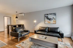 C01 – Spacious Bright Downtown Apt, Courtyard View - Image 5