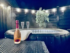 The POD Unique & Stylish Luxury Accommodation With Hot Tub - Image 2