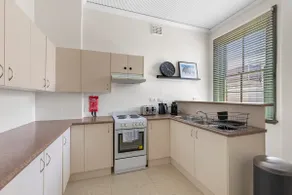 3BR townhouse minutes away from Sydney Harbour - Image 5