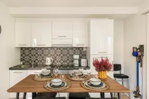 Island Retreat | 2BR, Seaside Walks & Free Parking - Image 5