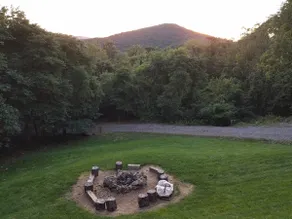 Mountain Retreat w/ Great Views, LARGE HOT TUB, Great WIFI, Near Luray Caverns - Image 4