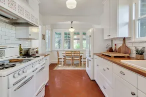 WeSTSiDE SPaNiSH BuNGaLOW -Hot Tub & Walk Downtown - Image 3