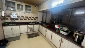 Cozy 4-bedroom rental apartment with free parking - Image 5