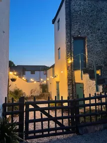 Quirky and Unique Tower House with Sea Views - Image 4