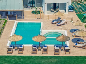 Ivoni Villa, Spacious Family Retreat, Pool & Play - Image 4