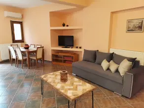 Christie's ground floor apartment by the sea - Image 3