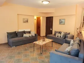 Christie's ground floor apartment by the sea - Image 2