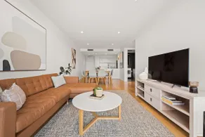 Luxurious Waterfront Unit with Breathtaking Views - Hosted by Canstay - Image 2