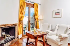 Studio with open fire and patio in Segura - Image 2
