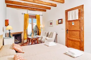Studio with open fire and patio in Segura - Image 4