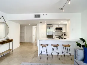 ⛱⛱ 5 Min Walk to Beach 2BED 2BATH Balcony+Parking⛱ - Image 3