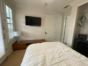 Cozy Room with ”Private” Entrance, quiet neighbhd - Image 2
