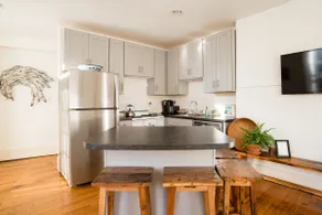 Sunny + private West End apartment with free parking - Image 4