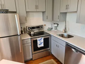 Sunny + private West End apartment with free parking - Image 5