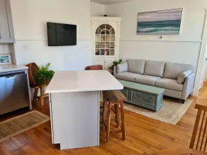 Sunny + private West End apartment with free parking - Image 2