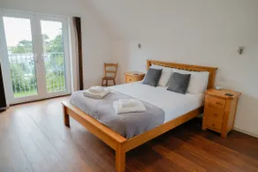Gylly Beach Falmouth Sleeps 8 only 2 minutes walk to the beach - Image 4