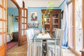 Small and Intimate City Center CIN Q8925 - Image 3