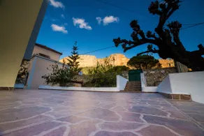 Red Rock & Sea House - Image 3