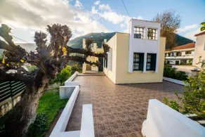 Red Rock & Sea House - Image 4