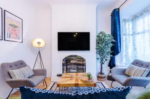 Stylish 3Bed Retreat: Walk to Coventry's Delights - Image 2