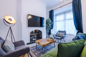 Stylish 3Bed Retreat: Walk to Coventry's Delights - Image 4
