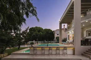 Cedar Tree Villa: Close to Town, Shops and Beaches - Image 4