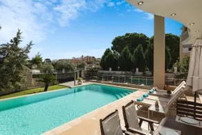 Cedar Tree Villa: Close to Town, Shops and Beaches - Image 3