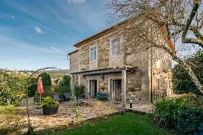 The Arches House surrounded by nature - Image 2