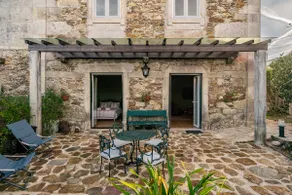 The Arches House surrounded by nature - Image 4
