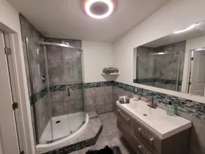 Modern 1 bed, 1 bath - Image 5