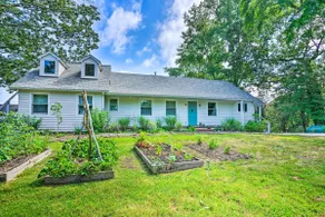 Charming Beach Cottage on Fishing Bay - Image 2