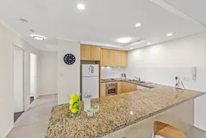 Private Queen apartment overlooking Beach - Image 4