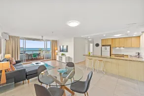 Private Queen apartment overlooking Beach - Image 2