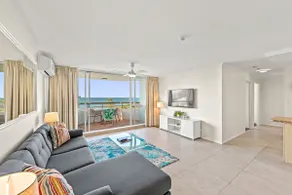 Private Queen apartment overlooking Beach - Image 3