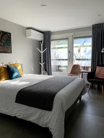 Modern guest suite with private entrance and bathroom - Image 4