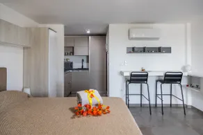 De Luxe Suite with Whirlpool - Image 4